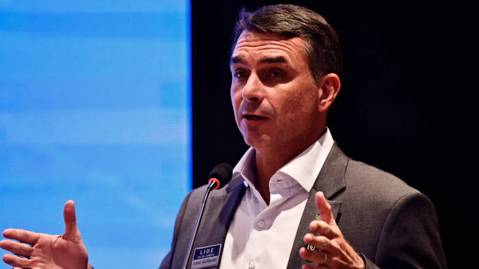 Flávio Bolsonaro intensifica campanha após fake news e debate na TV Globo